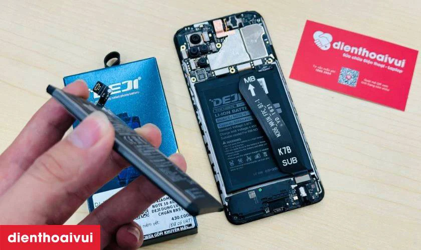 Tiến hành thay pin mới Deji