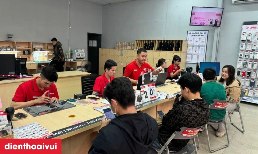 Kỹ thuật viên kiểm tra và báo giá dịch vụ trước khi thay cho khách hàng