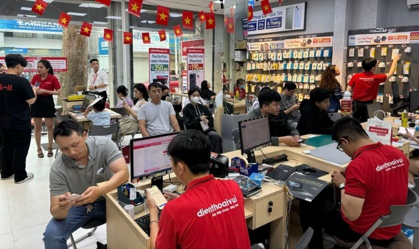 Kỹ thuật viên dùng dụng cụ chuyên dụng để mở máy an toàn và thay pin mới