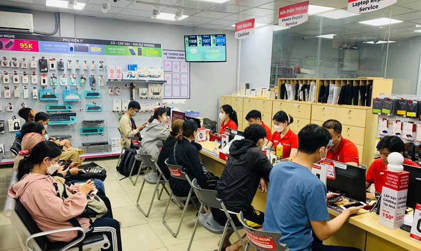 Khách hàng tại cửa hàng Điện Thoại Vui quận Hà Đông