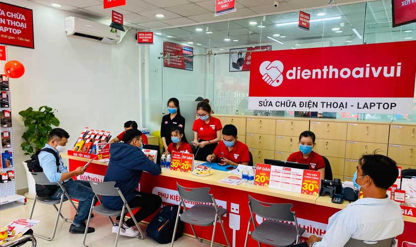 Kh&aacute;ch thay thay pin Xiaomi tại chi nh&aacute;nh Điện Thoại Vui Thủ Đức