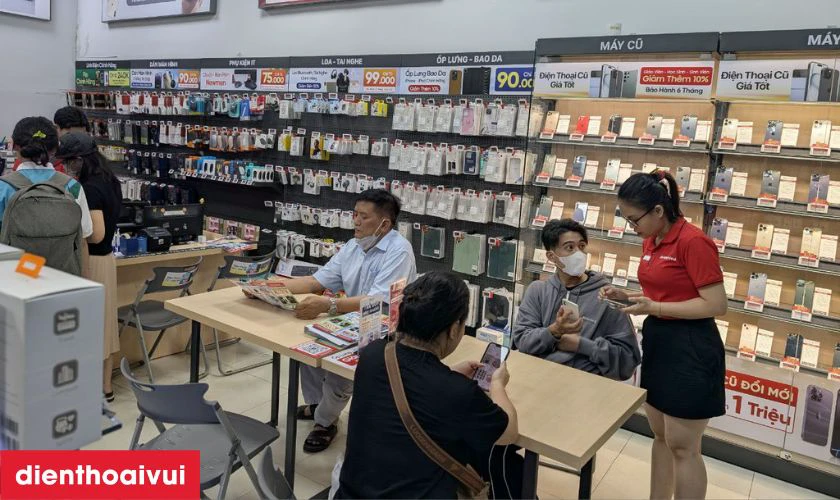 Khách hàng sẽ được mời kiểm tra lại máy một lần cuối