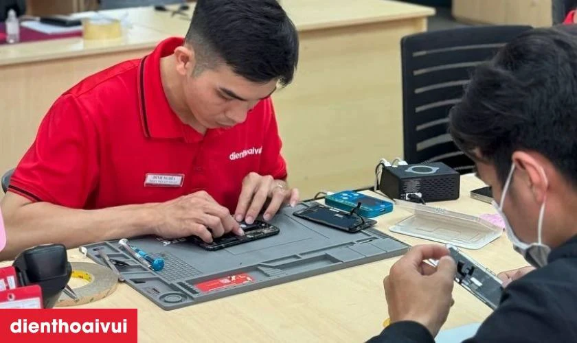 Kỹ thuật viên tiến hành thay linh kiện trực tiếp