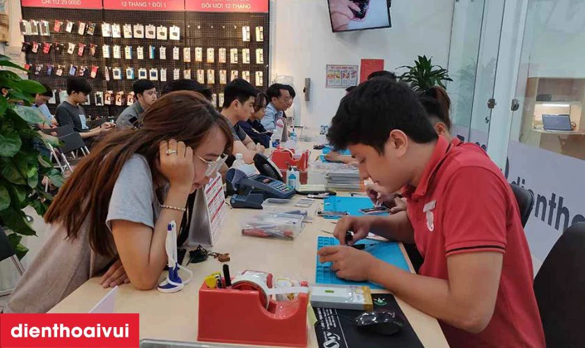 Sử dụng dụng cụ hiện đại, kỹ thuật viên tháo pin cũ và lắp pin Deji mới
