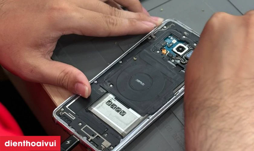Sau khi thay pin Deji mới, kỹ thuật sẽ kiểm tra cẩn thận