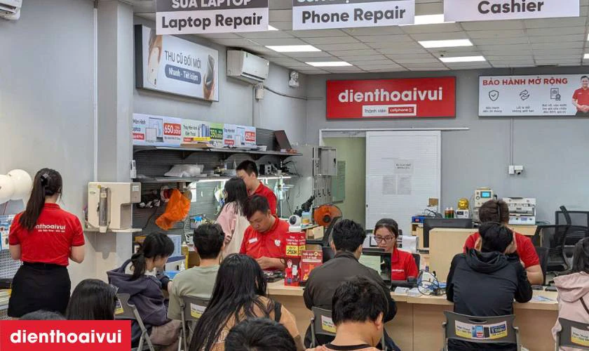 Máy được bàn giao kèm hóa đơn và phiếu bảo hành rõ ràng