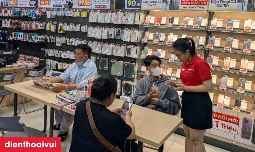 Bàn giao iPhone 12 Pro Max và hoàn tất thủ tục