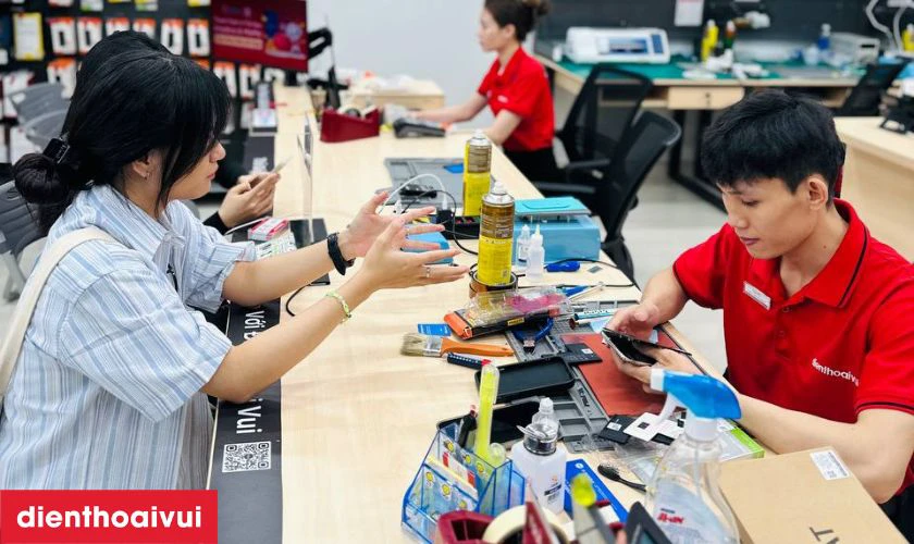 Nhân viên tiếp nhận sẽ ghi nhận tình trạng máy