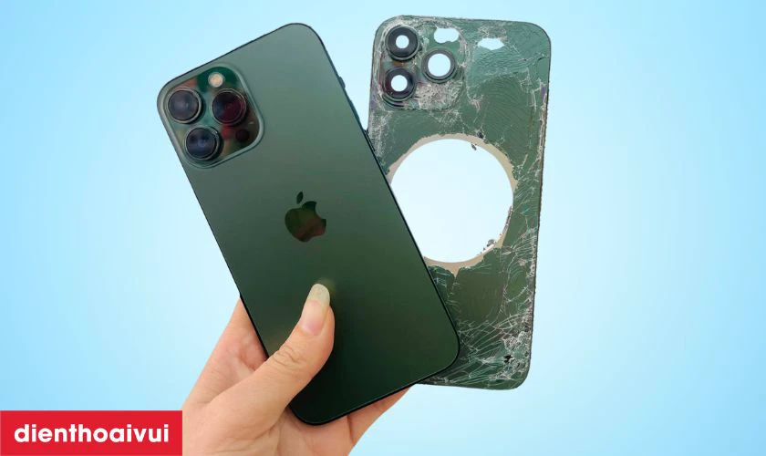 Kỹ thuật viên bắt đầu tháo vỏ cũ của iPhone 13 Pro và thay mới