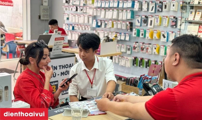 Nhân viên gửi máy lại cho khách kiểm tra lại