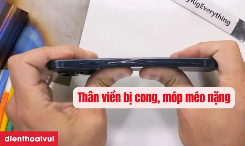 Thân viền và các góc bị cong, móp méo nặng