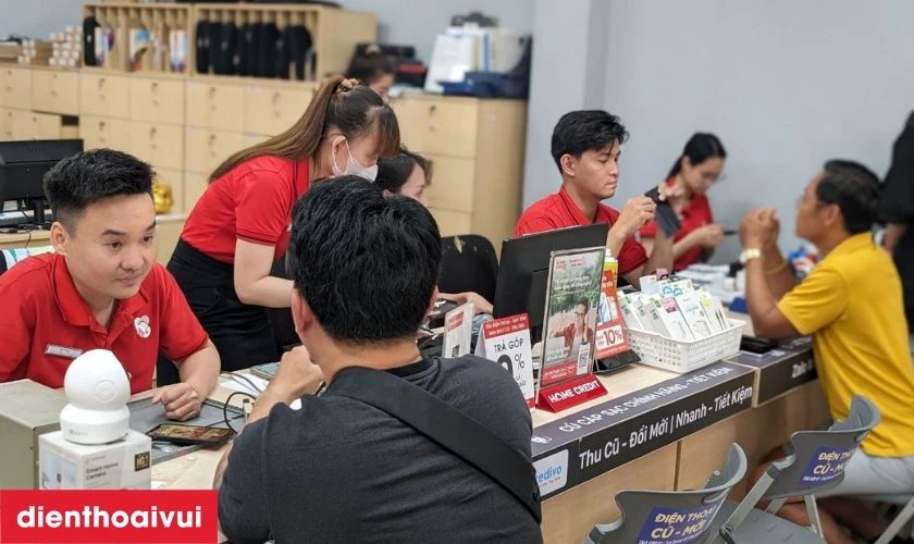 Kỹ thuật viên tiến hành kiểm tra chi tiết tình trạng vỏ
