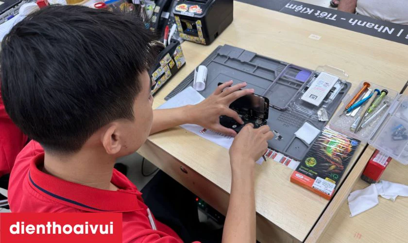 Dịch vụ sửa chữa iPhone lấy liền tại Điện Thoại Vui