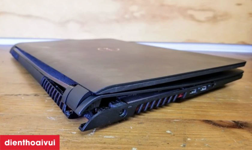Laptop Dell có dấu hiệu bị gãy bản lề, móp méo