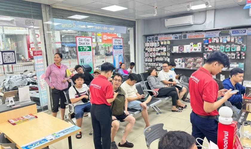 Nhân viên tại Điện Thoại Vui được đào tạo bài bản, thao tác cẩn thận và chính xác