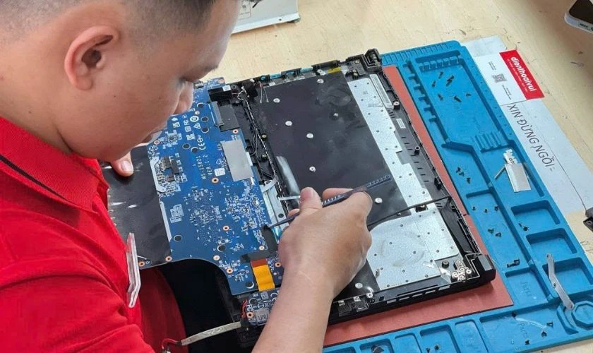 Sau khi thay vỏ, kỹ thuật viên sẽ kiểm tra lại toàn bộ máy