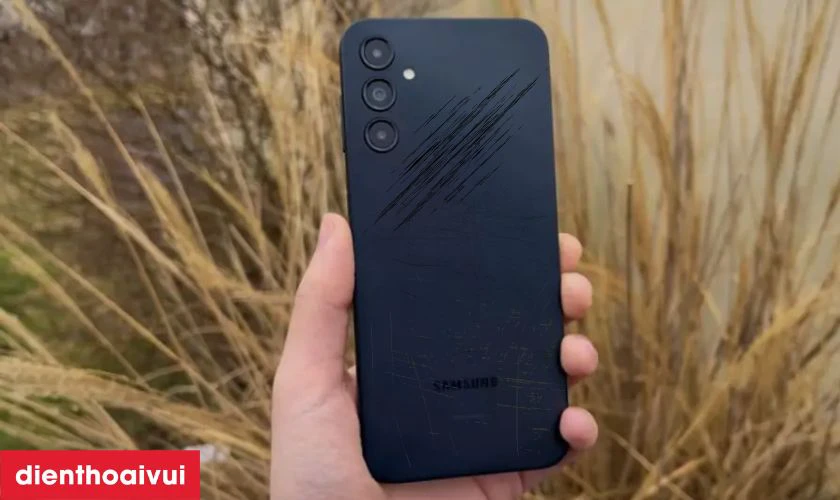 Dấu hiệu nào bạn cần thay vỏ máy Samsung Galaxy M15?