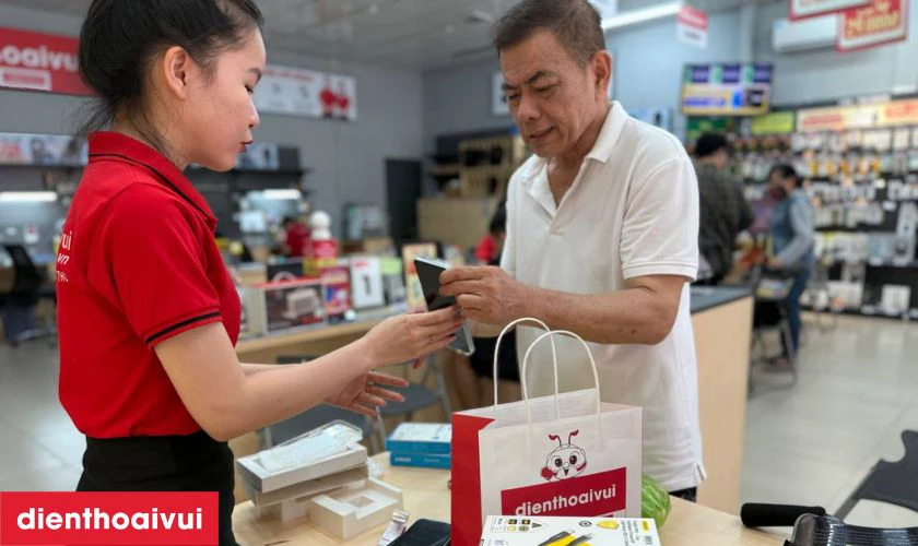 Nhân viên bàn giao A17K cho khách kiểm tra lại ngoại hình và các tính năng