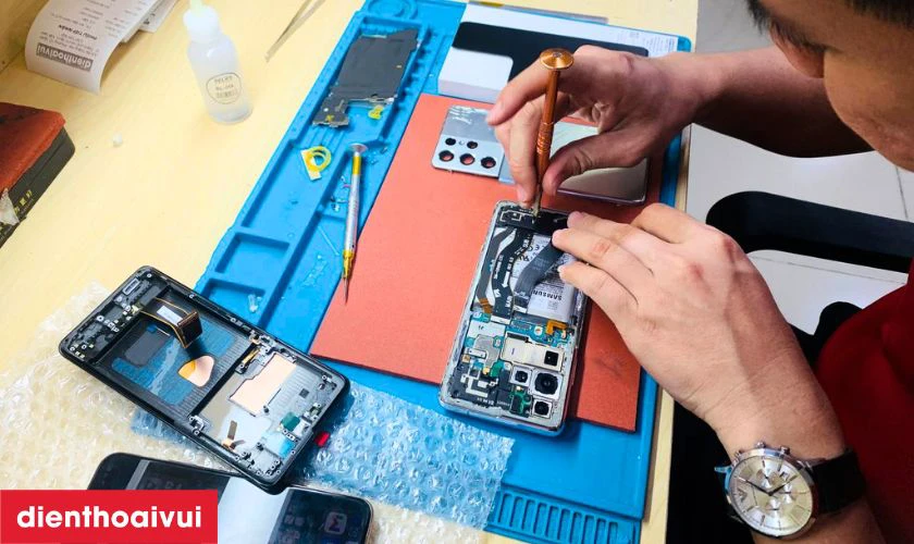 Kỹ thuật kiểm tra to&agrave;n bộ khung sườn v&agrave; mặt lưng m&aacute;y