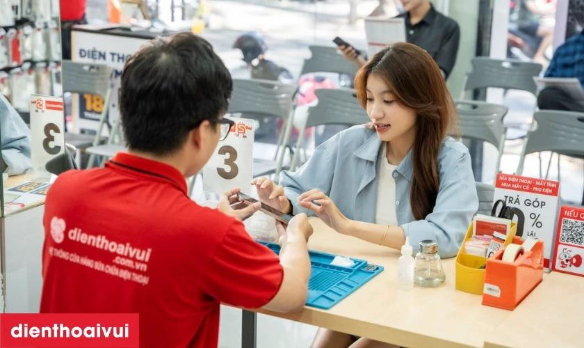 Nh&acirc;n vi&ecirc;n giao lại m&aacute;y cho kh&aacute;ch kiểm tra lại m&aacute;y