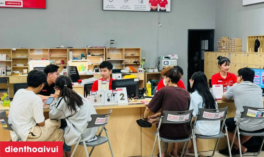 Khách hàng có thể theo dõi trực tiếp từng bước thay vỏ