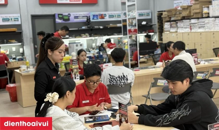 M&aacute;y được trao lại cho kh&aacute;ch h&agrave;ng để kiểm tra lại một lần nữa