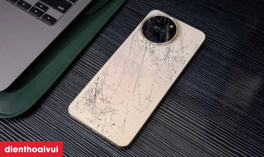 Dấu hiệu nhận biết cần thay vỏ Realme 11