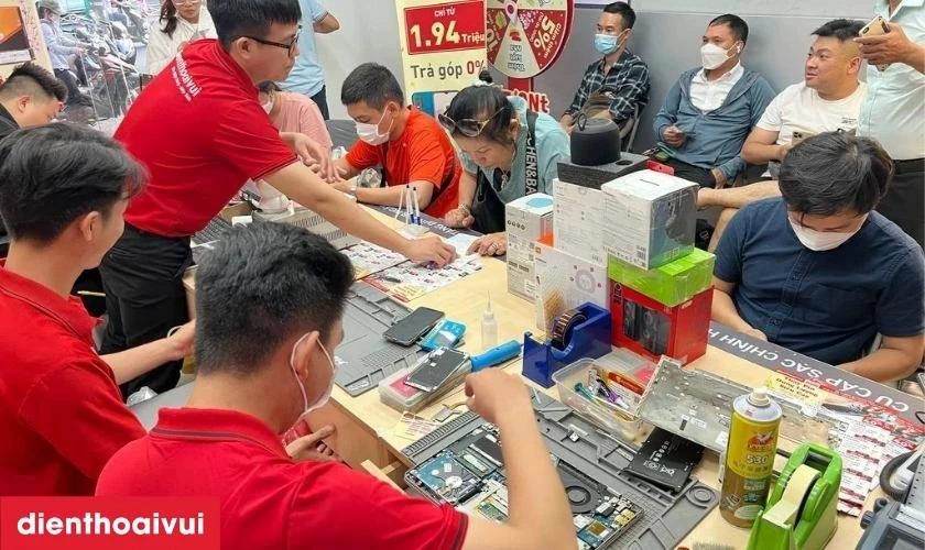 Quy tr&igrave;nh thay chuy&ecirc;n nghiệp, nhanh ch&oacute;ng tại Điện Thoại Vui