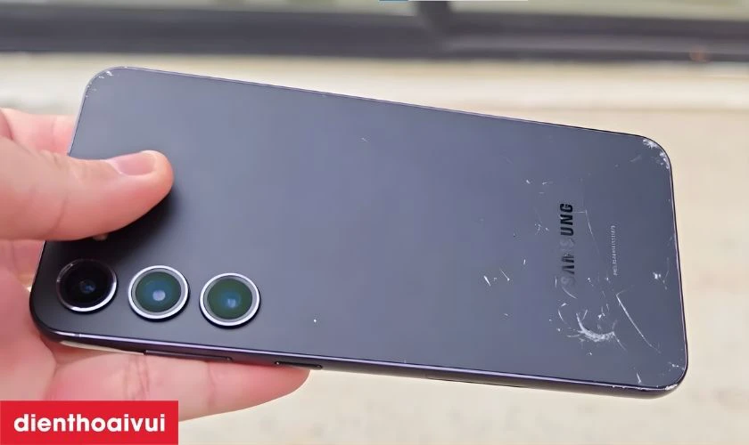 Xuất hiện nhiều vết xước s&acirc;u, bong tr&oacute;c sơn l&agrave;m m&aacute;y tr&ocirc;ng cũ kỹ