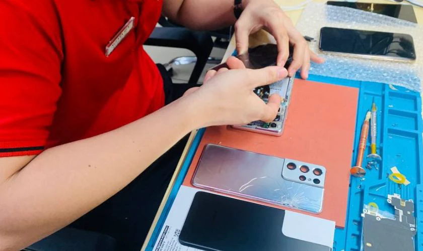 Thay vỏ Samsung quận 4