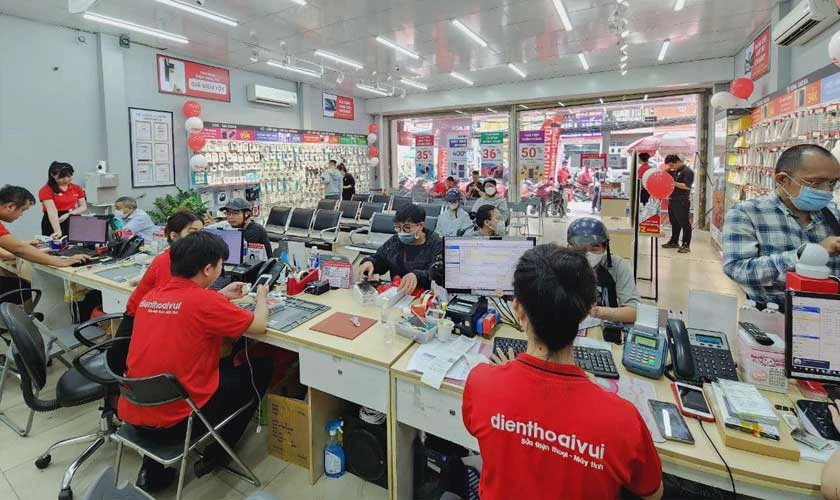 Khách hàng khu vực Vũng Tàu tại cửa hàng Điện Thoại Vui