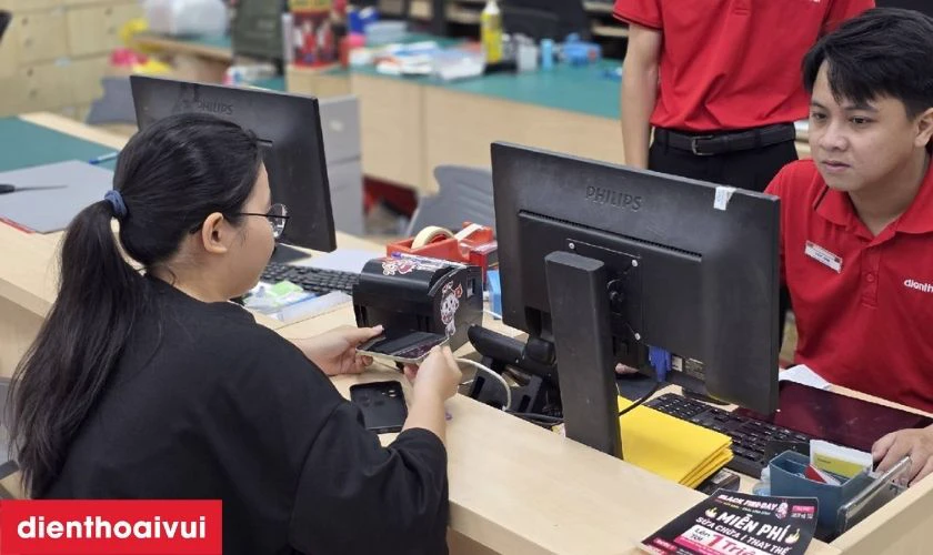 Kh&aacute;ch được nhận lại m&aacute;y để kiểm tra lần cuối c&ugrave;ng