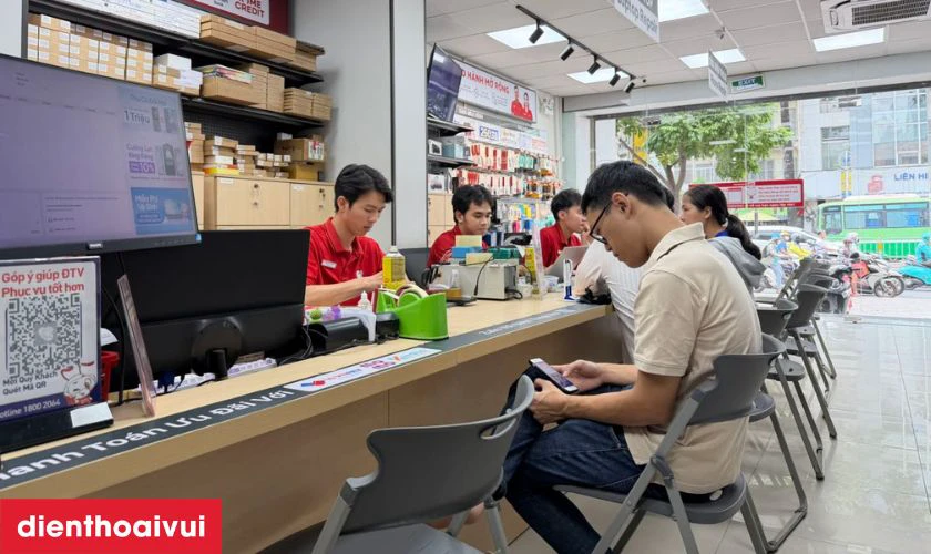 Sau khi thay vỏ, kỹ thuật vi&ecirc;n sẽ kiểm tra lại tất cả c&aacute;c chức năng