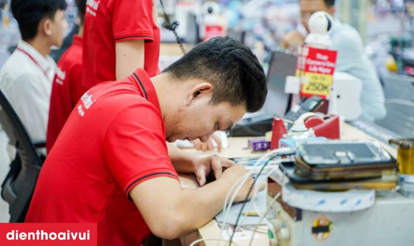 Quy tr&igrave;nh minh bạch, kh&aacute;ch h&agrave;ng được k&yacute; t&ecirc;n l&ecirc;n linh kiện