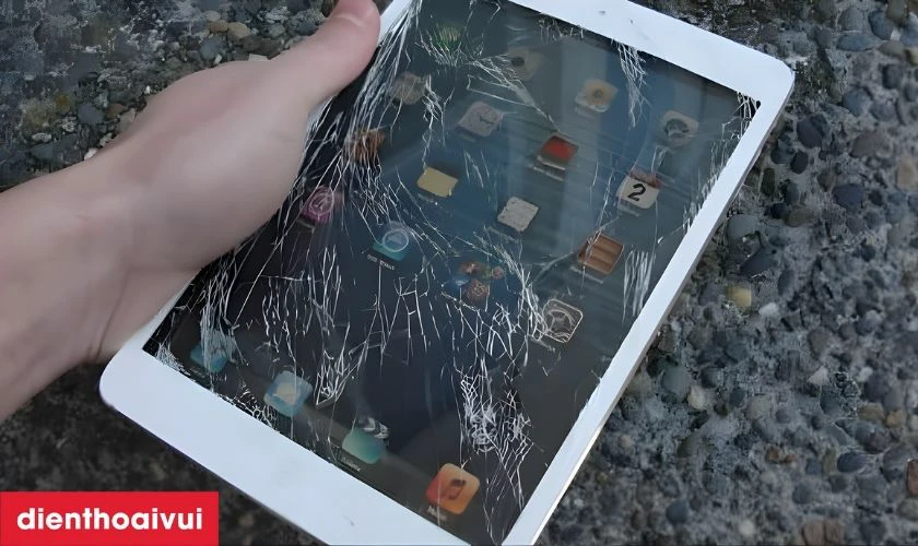 C&aacute;c dấu hiệu nhận biết cần thay &eacute;p k&iacute;nh iPad Pro M5