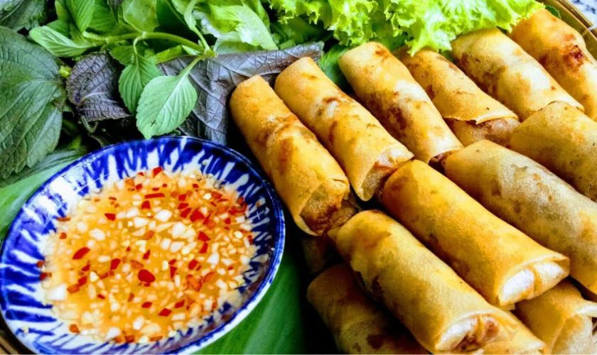 Chả giò tôm thịt là món khai vị giòn rụm