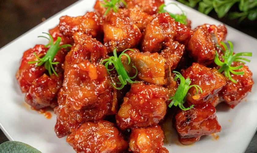 Sườn ram mặn là món chính không thể thiếu trong mâm cơm gia đình Việt