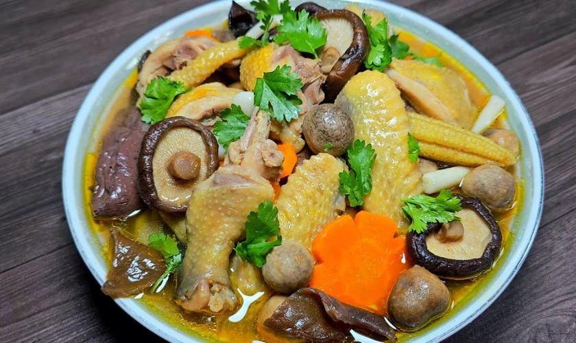 Gà nấu nấm là món canh bổ dưỡng, phù hợp cho mọi lứa tuổi trong gia đình