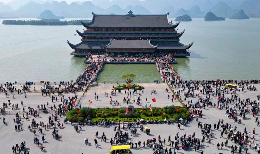 Vãn Cảnh Chùa Đầu Năm