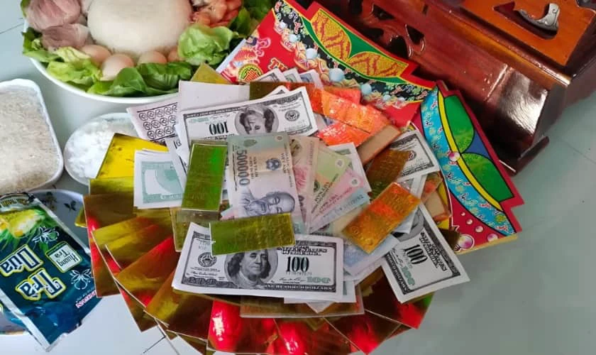Có nên đặt tiền thật lên bàn thờ thần Tài không?
