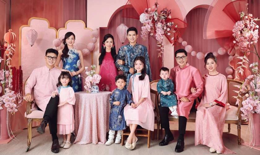 Chụp ảnh kỷ niệm với đầy đủ các thành viên