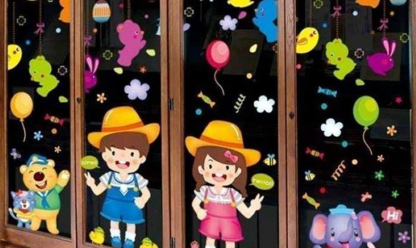 Cửa lớp ngập tràn màu sắc với chữ nổi chúc mừng 1/6