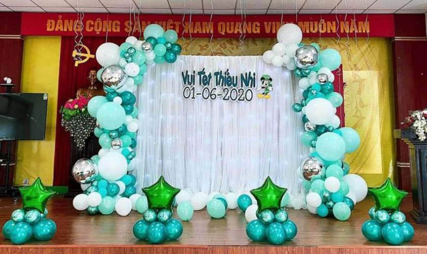 Trang trí cổng lớp học ngày 1/6 với chùm bóng bay hình thú