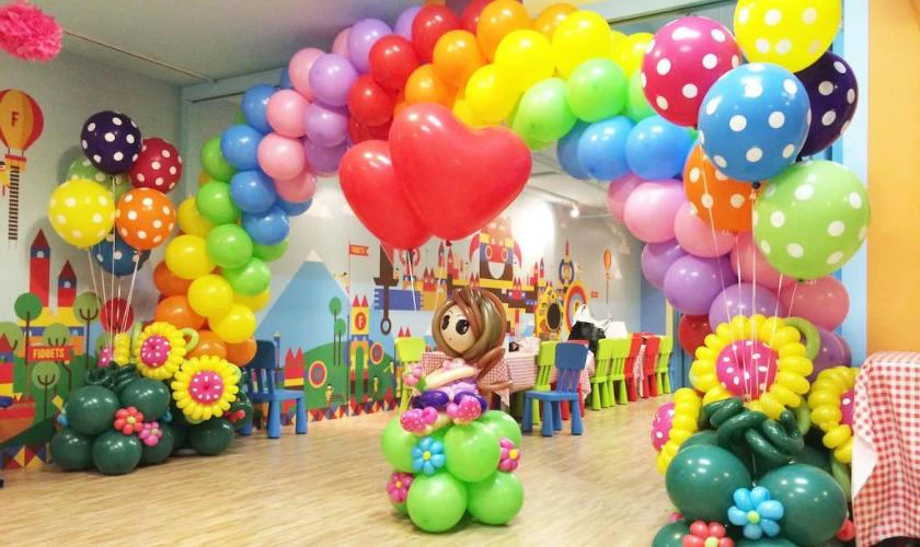 Mô hình bong bóng sinh động trong tiệc mừng Quốc tế Thiếu nhi