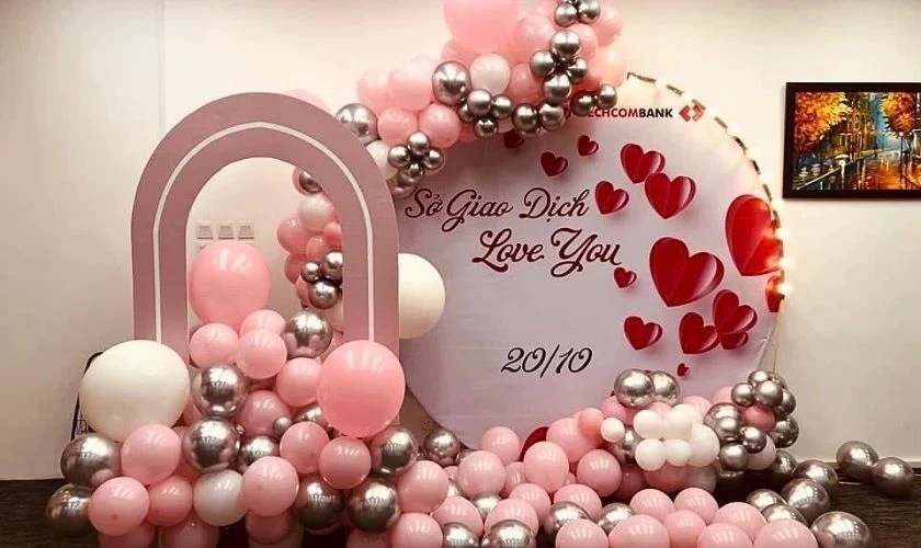 Trang trí ngày Phụ nữ Việt Nam cho công ty bằng background, backdrop