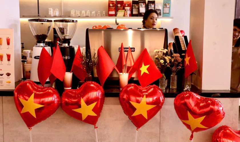 Trang trí 30/4 1/5 với bóng bay đỏ vàng nổi bật tại sân khấu