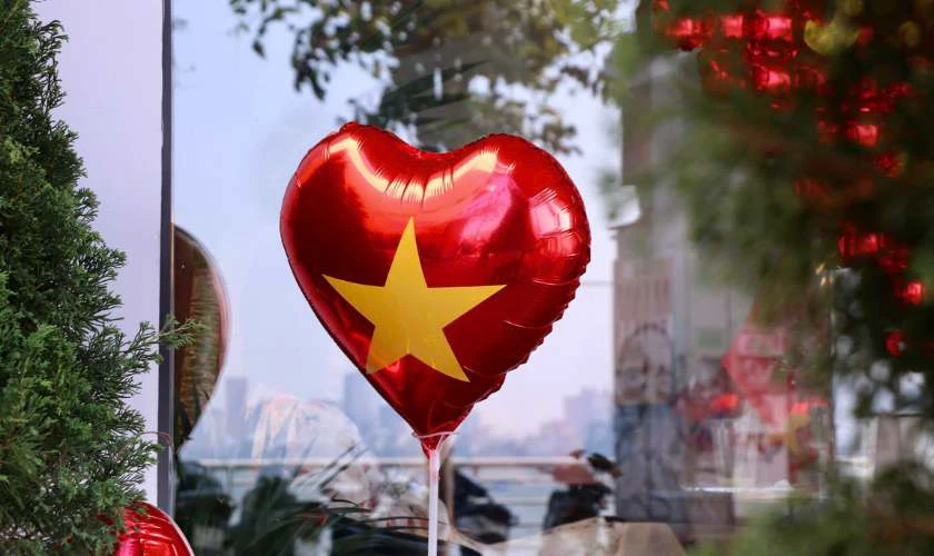 Không gian trang trí 30/4 1/5 với bóng bay và cờ Tổ quốc đẹp mắt