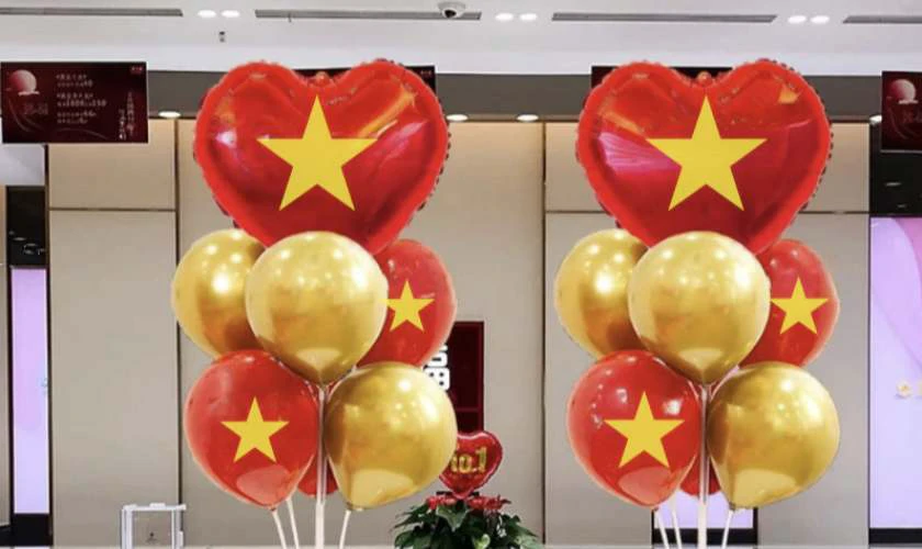 Mẫu sân khấu trang trí 30/4 1/5 với bóng bay hiện đại