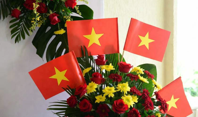 Mẫu trang trí 30/4 1/5 với hoa tươi sang trọng cho hội trường