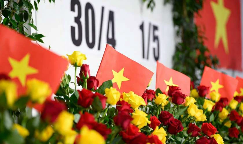 Khu vực check-in trang trí 30/4 1/5 với hoa tươi nổi bật